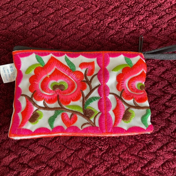 🌺 Embroidered Pouch - Picture 2 of 7